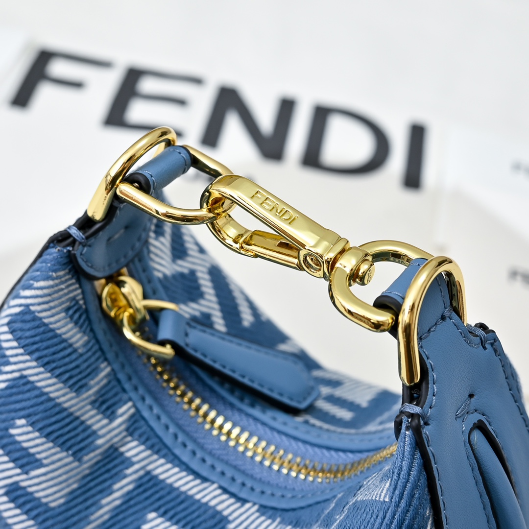 Fendi(フェンディ) 肩掛け バッグ 16x14x5cm