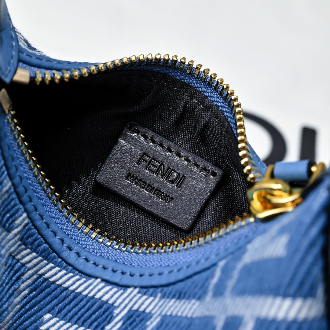Fendi(フェンディ) 肩掛け バッグ 16x14x5cm