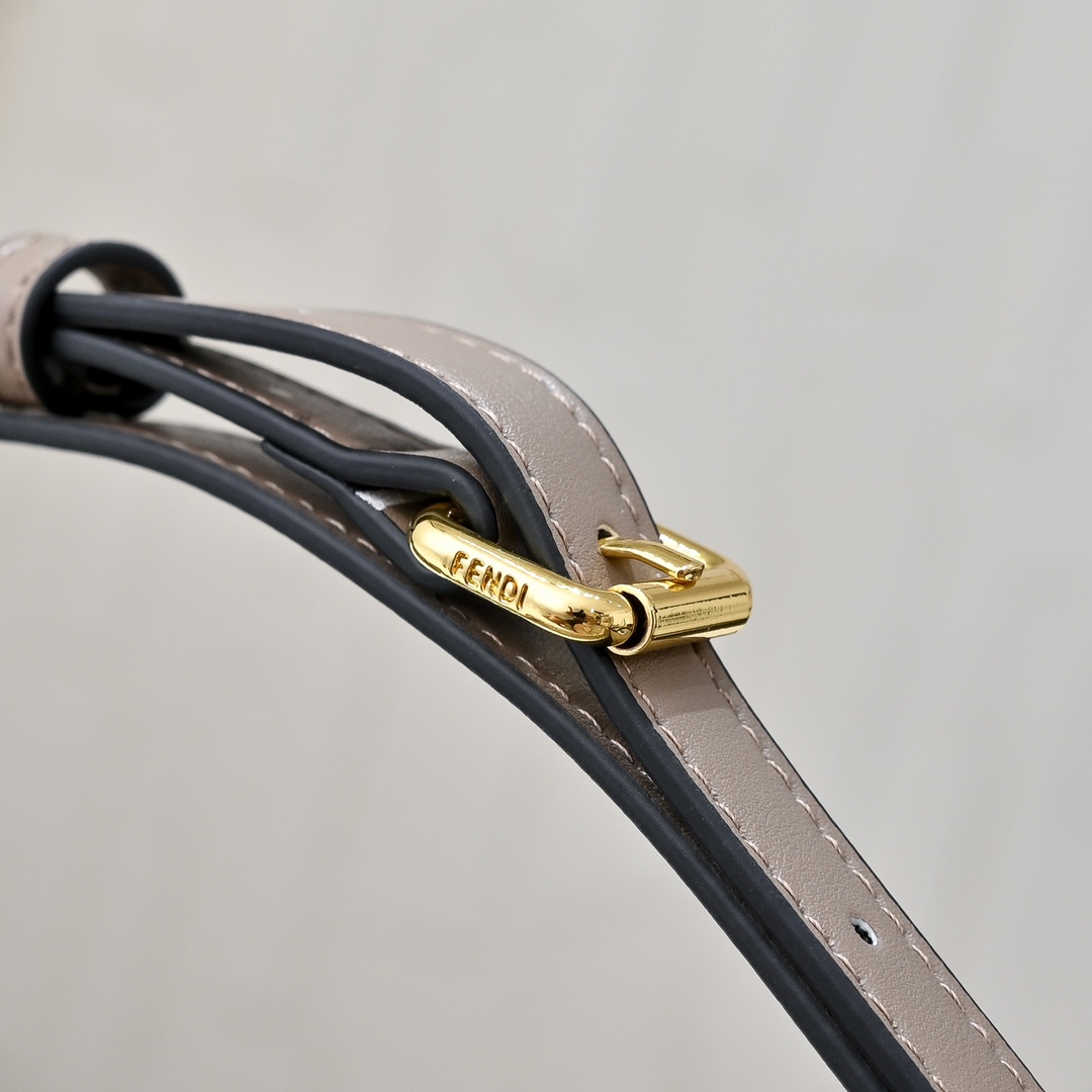 Fendi(フェンディ) 肩掛け バッグ 29x24x10cm