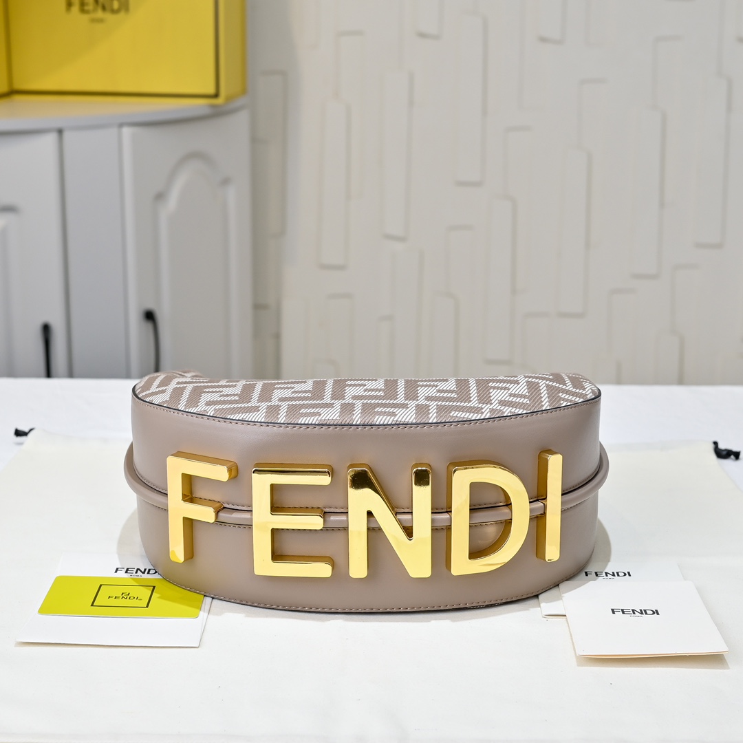 Fendi(フェンディ) 肩掛け バッグ 29x24x10cm