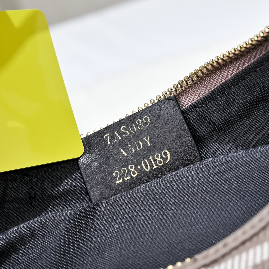 Fendi(フェンディ) 肩掛け バッグ 29x24x10cm