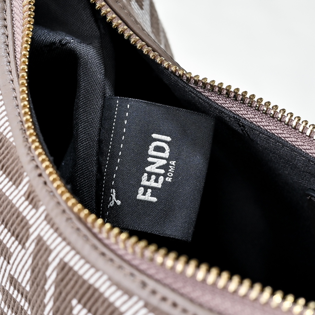 Fendi(フェンディ) 肩掛け バッグ 29x24x10cm