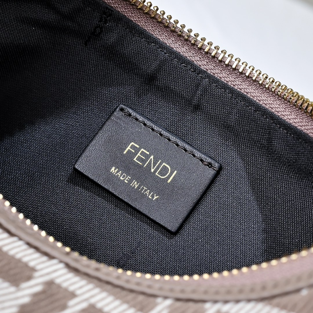 Fendi(フェンディ) 肩掛け バッグ 29x24x10cm