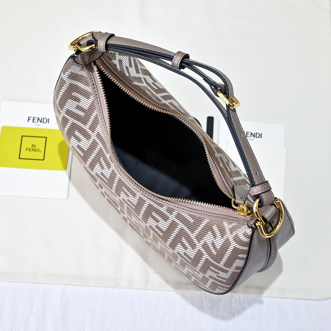 Fendi(フェンディ) 肩掛け バッグ 29x24x10cm