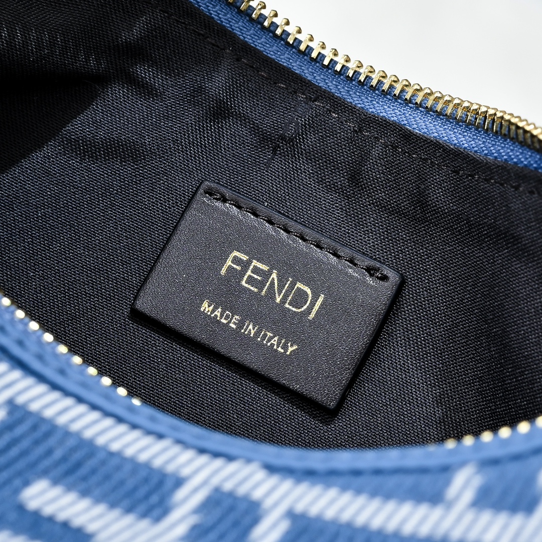 Fendi(フェンディ) 肩掛け バッグ 29x24x10cm