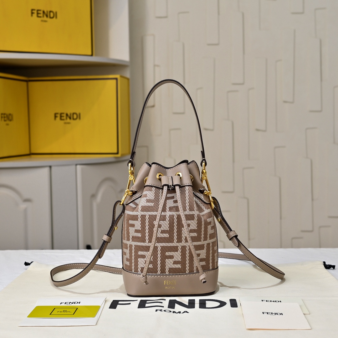 Fendi(フェンディ) 巾着 バッグ 14x12x18cm