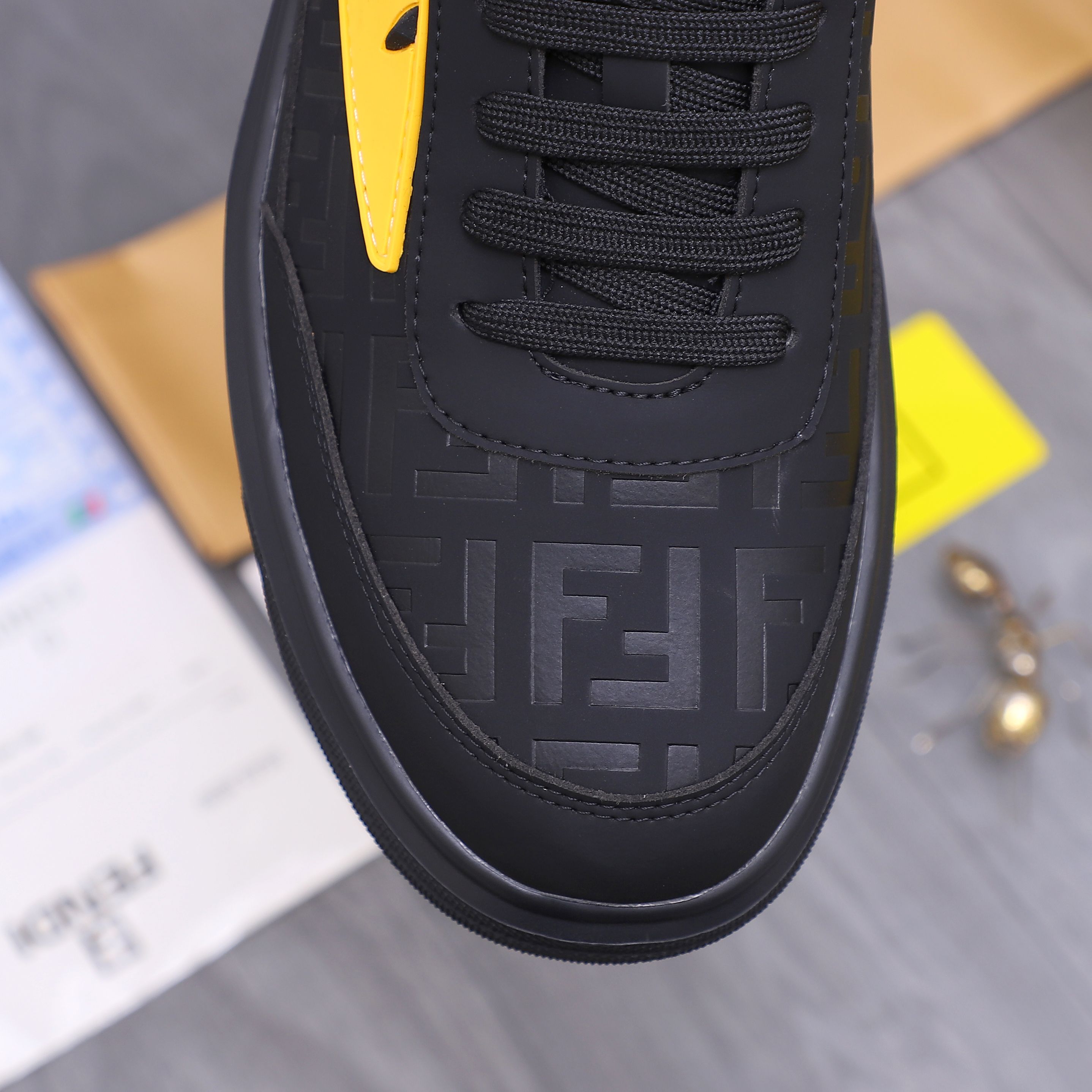 Fendi スニーカー メンズ
