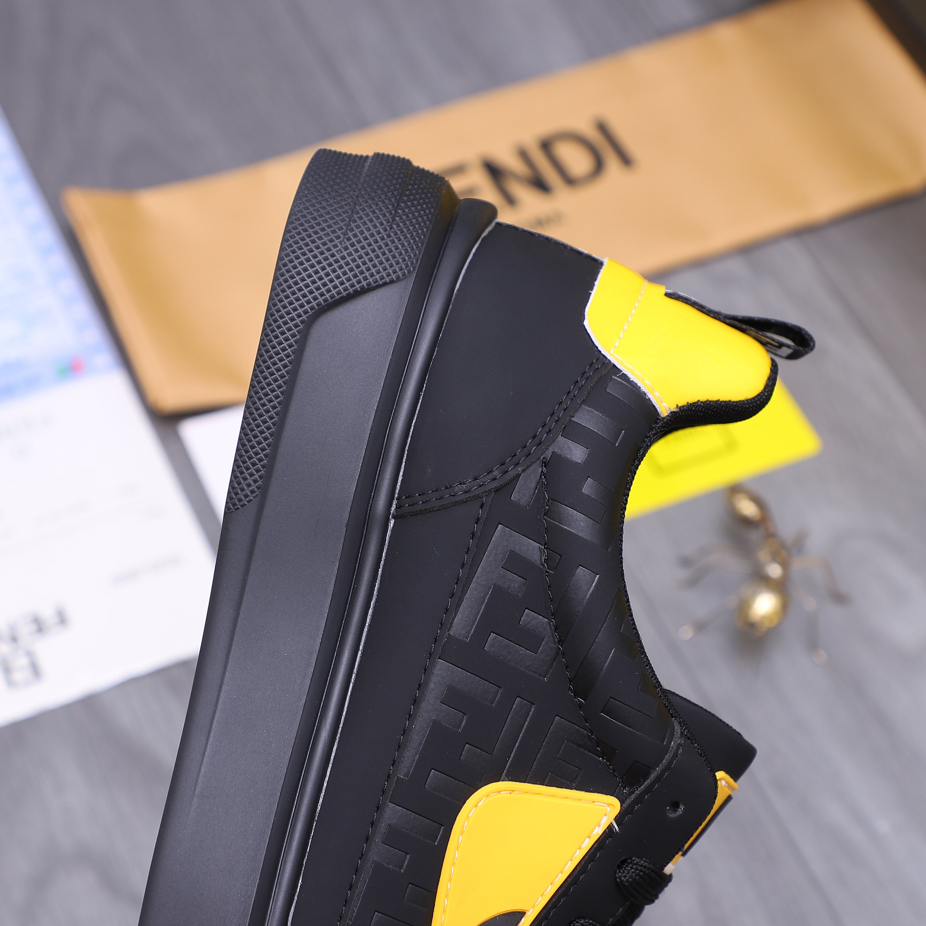 Fendi スニーカー メンズ