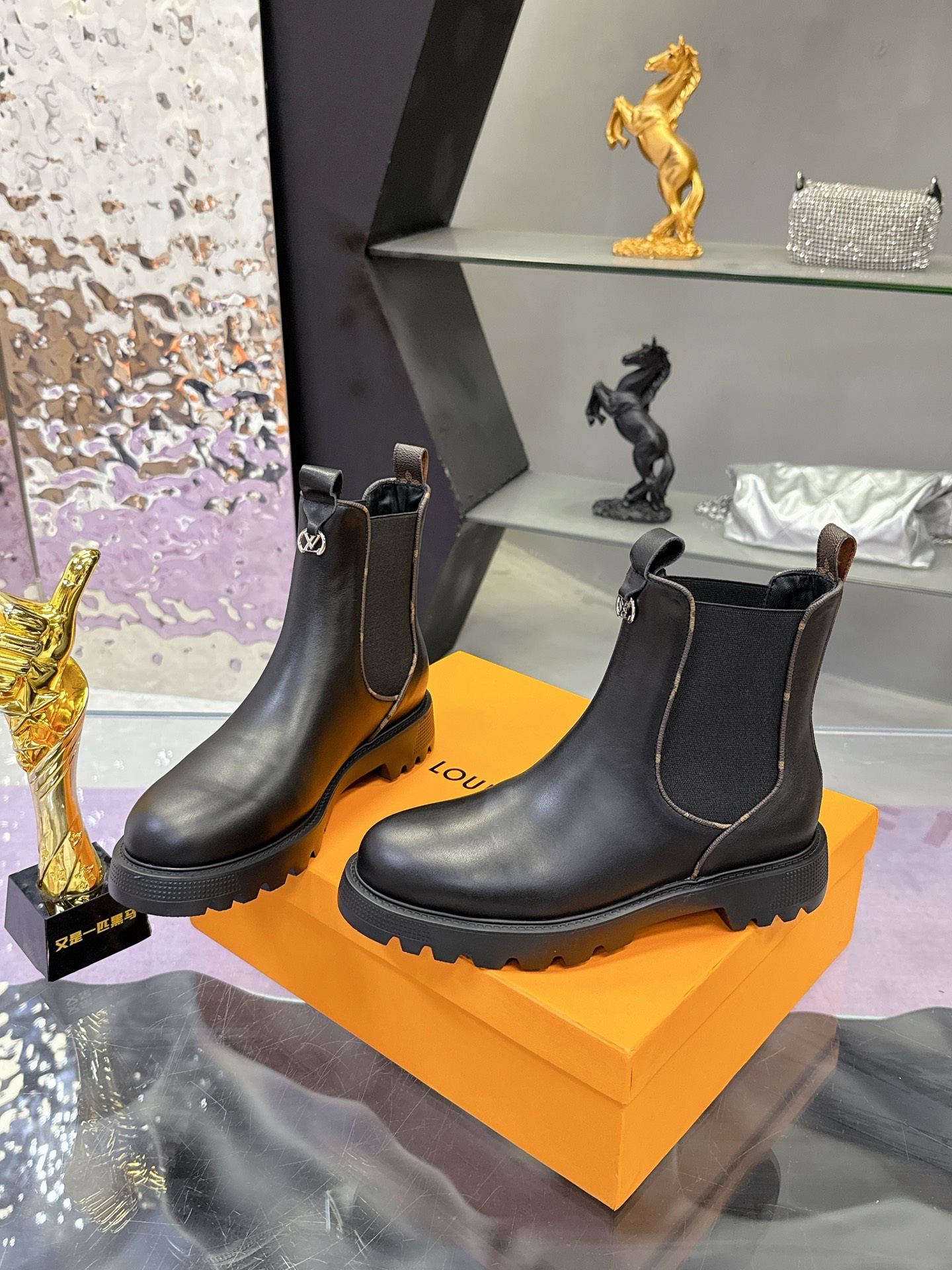 ルイ ヴィトン ( Louis Vuitton) 2025 レディース 靴  レザー