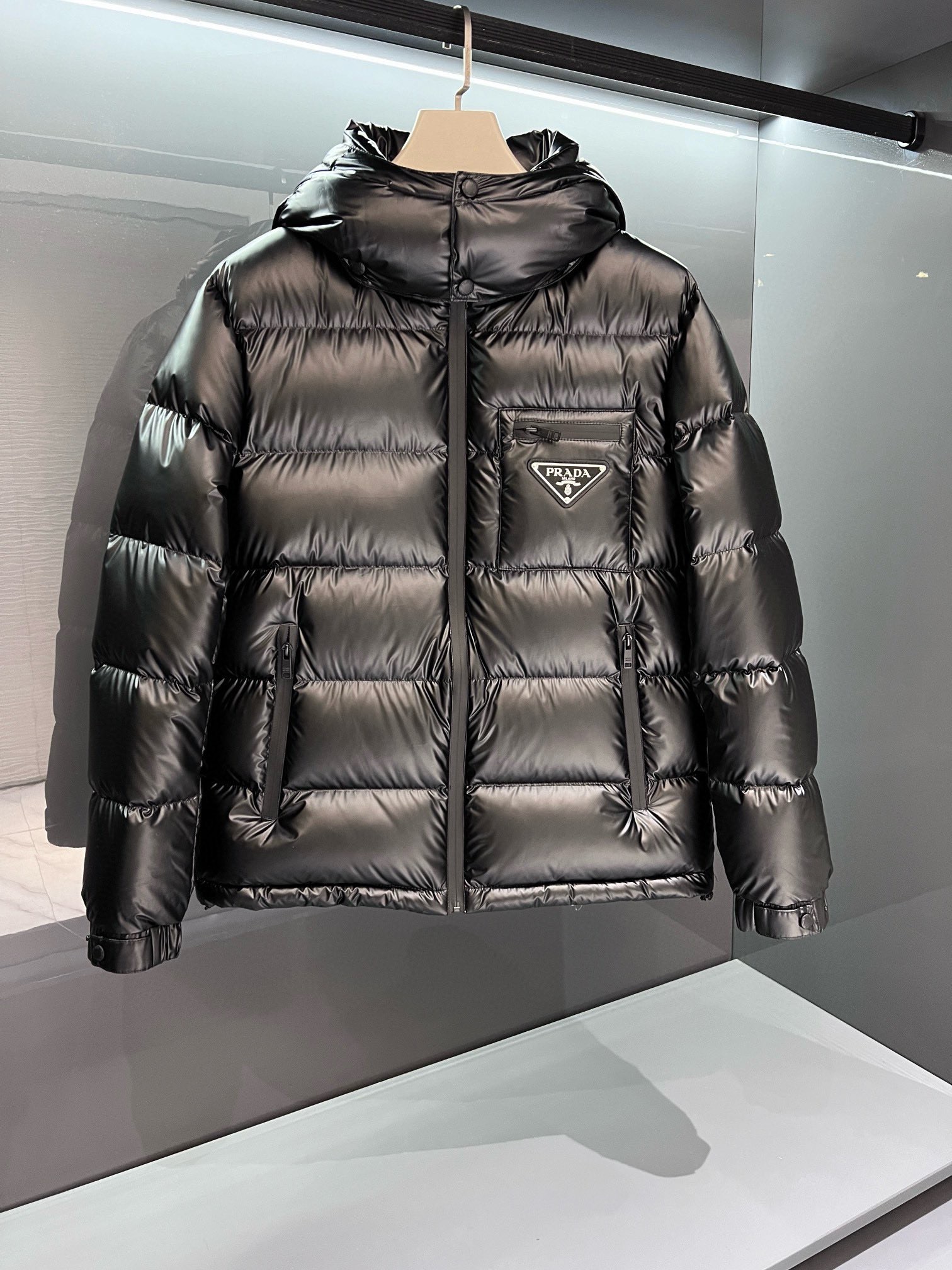 PRADAプラダ 冬のダウンジャケット 旬の新作 ユニセックスMONCLER