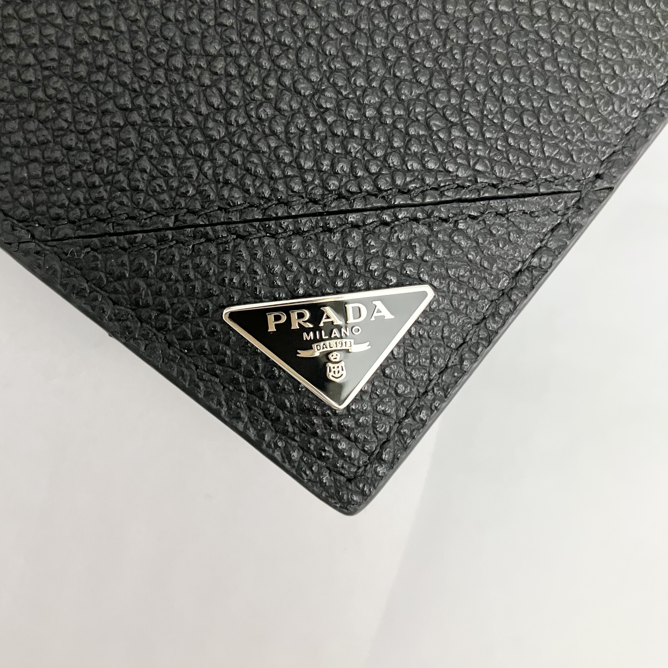 【PRADA】大人気！ Bifold Wallet 二つ折り財布 Triangle Logo