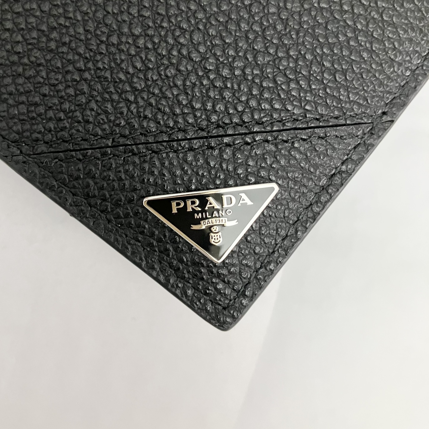 【PRADA】大人気！ Bifold Wallet 二つ折り財布 Triangle Logo
