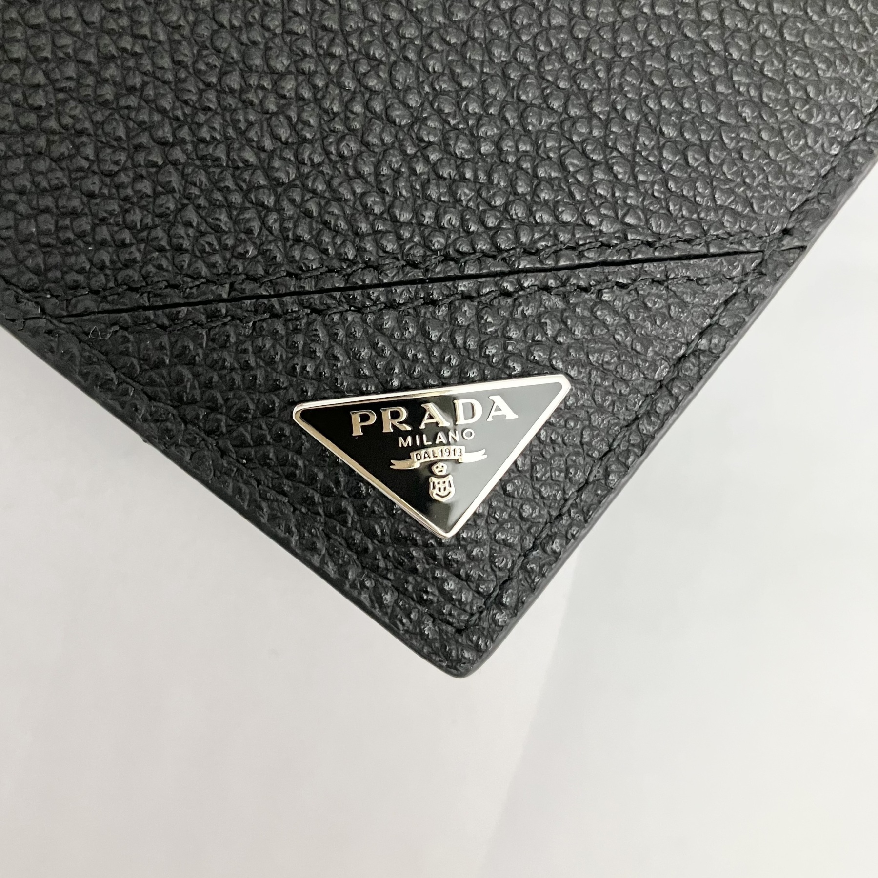 【PRADA】大人気！ Bifold Wallet 二つ折り財布 Triangle Logo