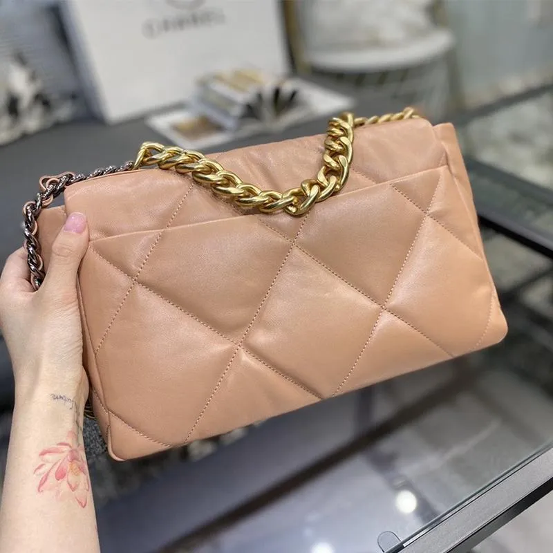CHANEL(シャネル) 19 ハンドバッグ 2色