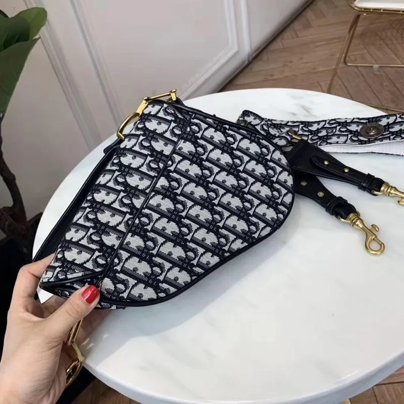 Dior(ディオール) オブリーク “Saddle” バッグ