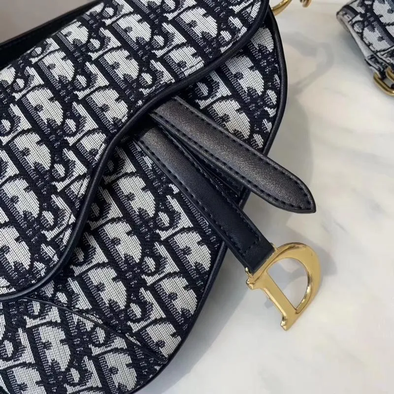 Dior(ディオール) オブリーク “Saddle” バッグ