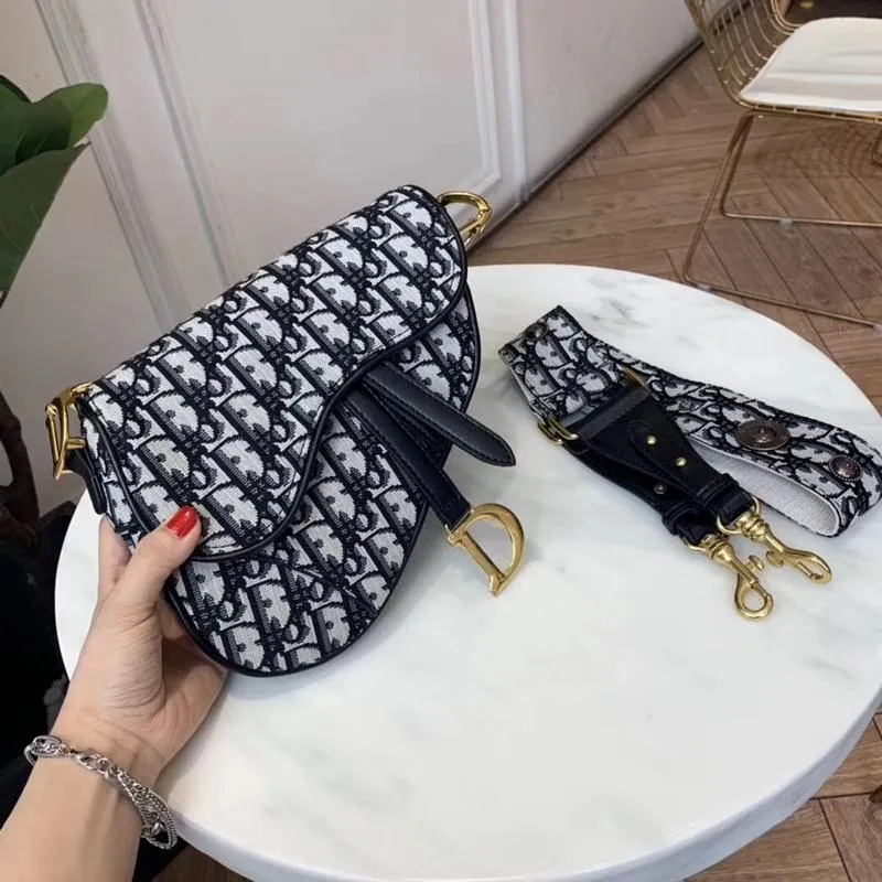 Dior(ディオール) オブリーク “Saddle” バッグ