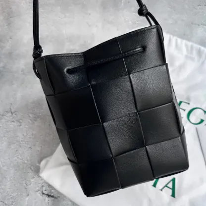 BOTTEGA VENETA スモール カセット バケットバッグ