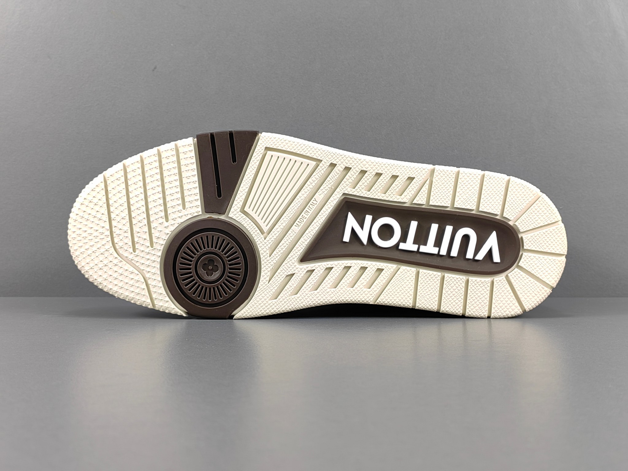 louis vuitton skate シリーズ 24ss の新作トレーナースニーカー スケートシューズ カップル用 1