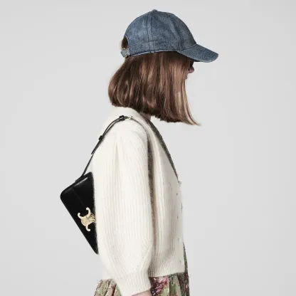 新作 CELINE トリオンフ ショルダーバッグ カーフスキン