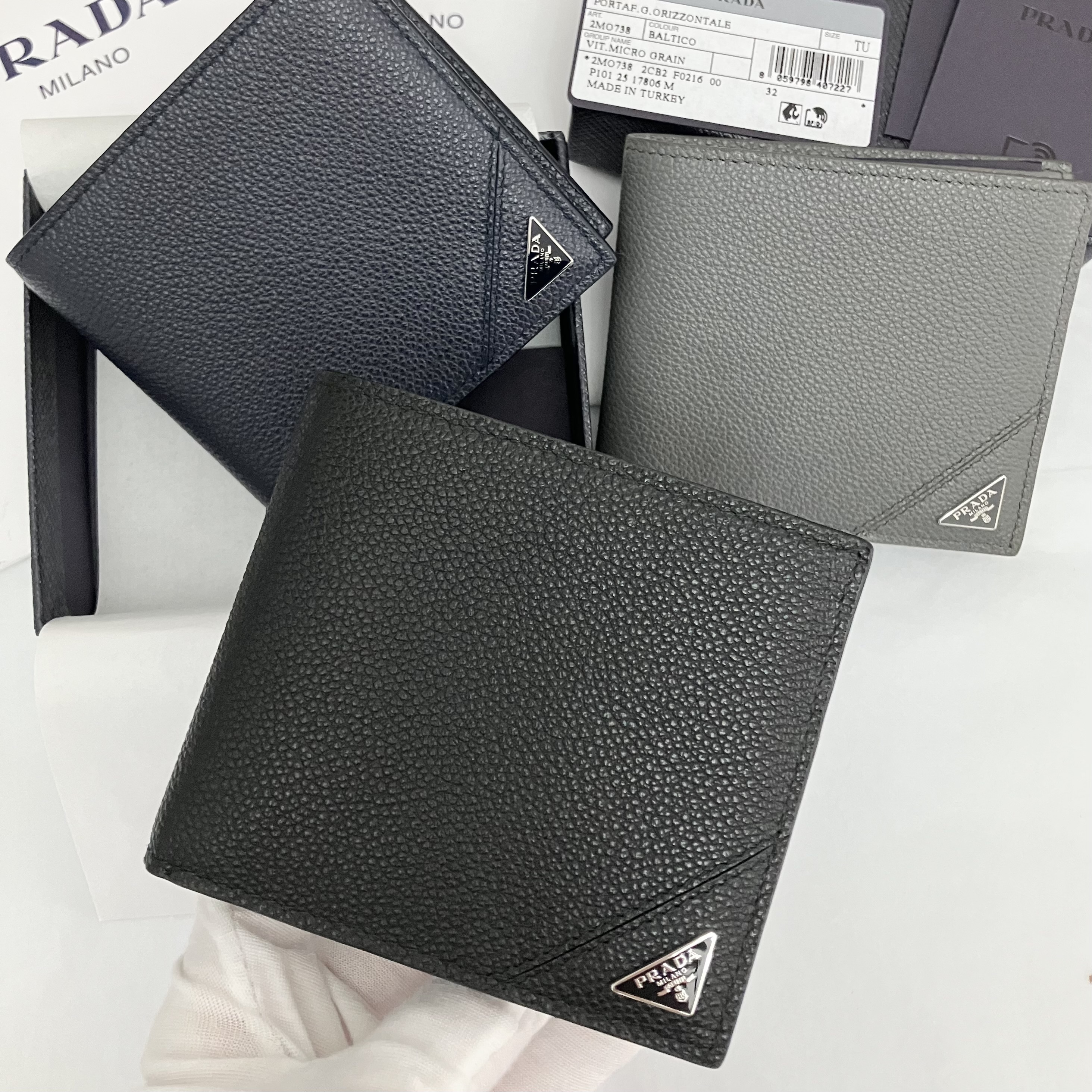 【PRADA】大人気！ Bifold Wallet 二つ折り財布 Triangle Logo