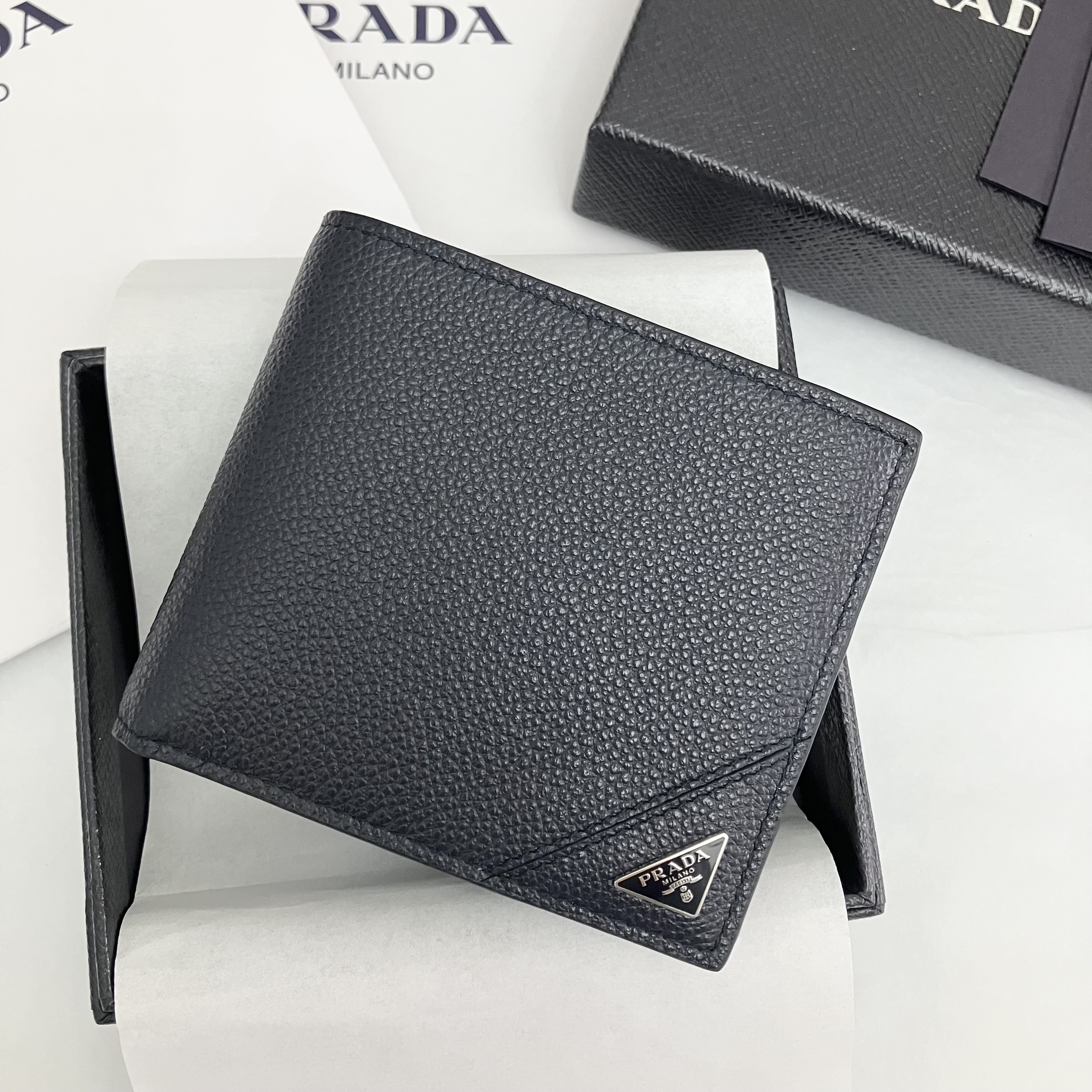 【PRADA】大人気！ Bifold Wallet 二つ折り財布 Triangle Logo