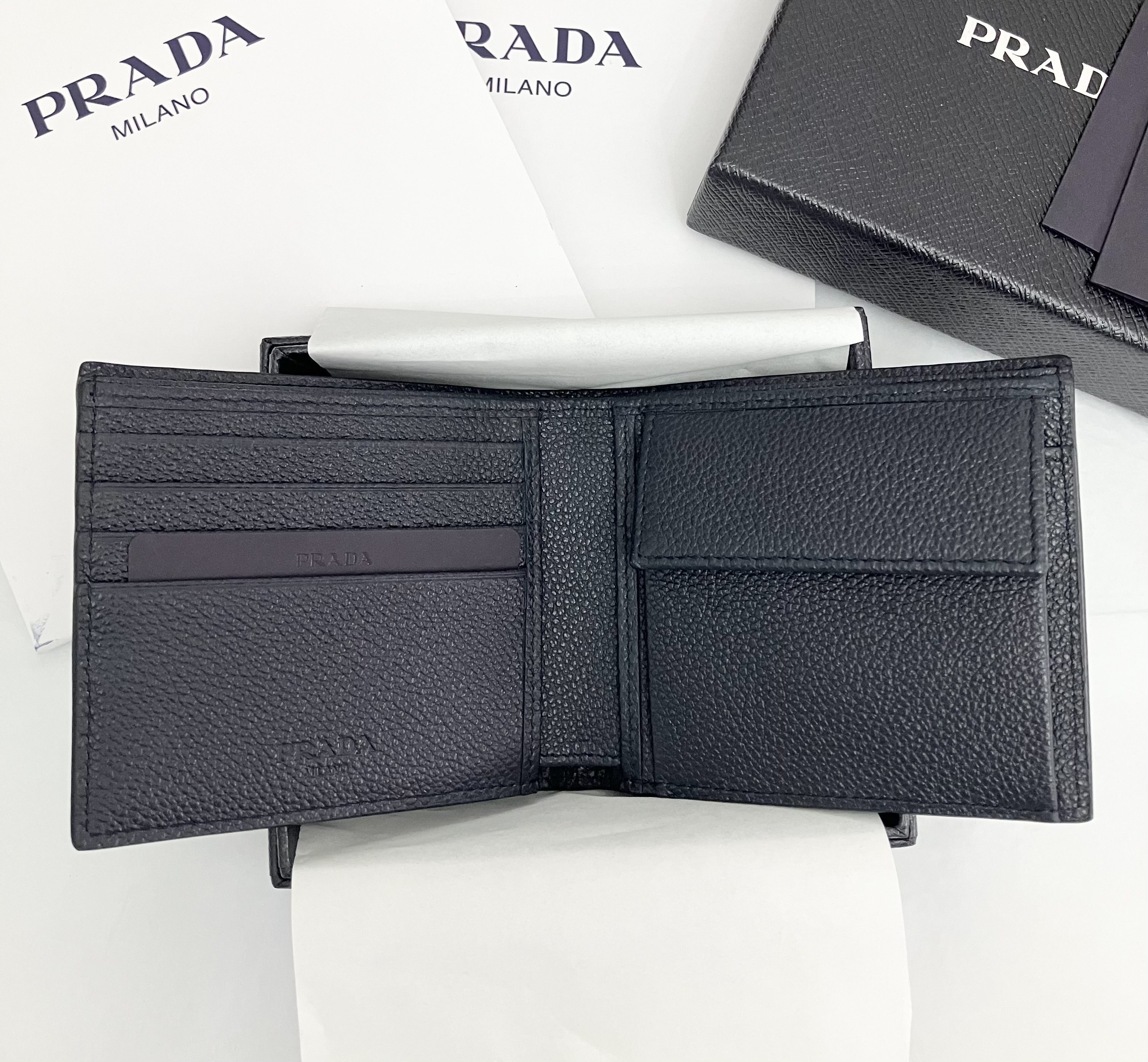 【PRADA】大人気！ Bifold Wallet 二つ折り財布 Triangle Logo