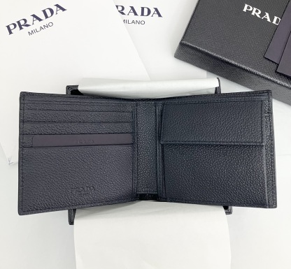 【PRADA】大人気！ Bifold Wallet 二つ折り財布 Triangle Logo