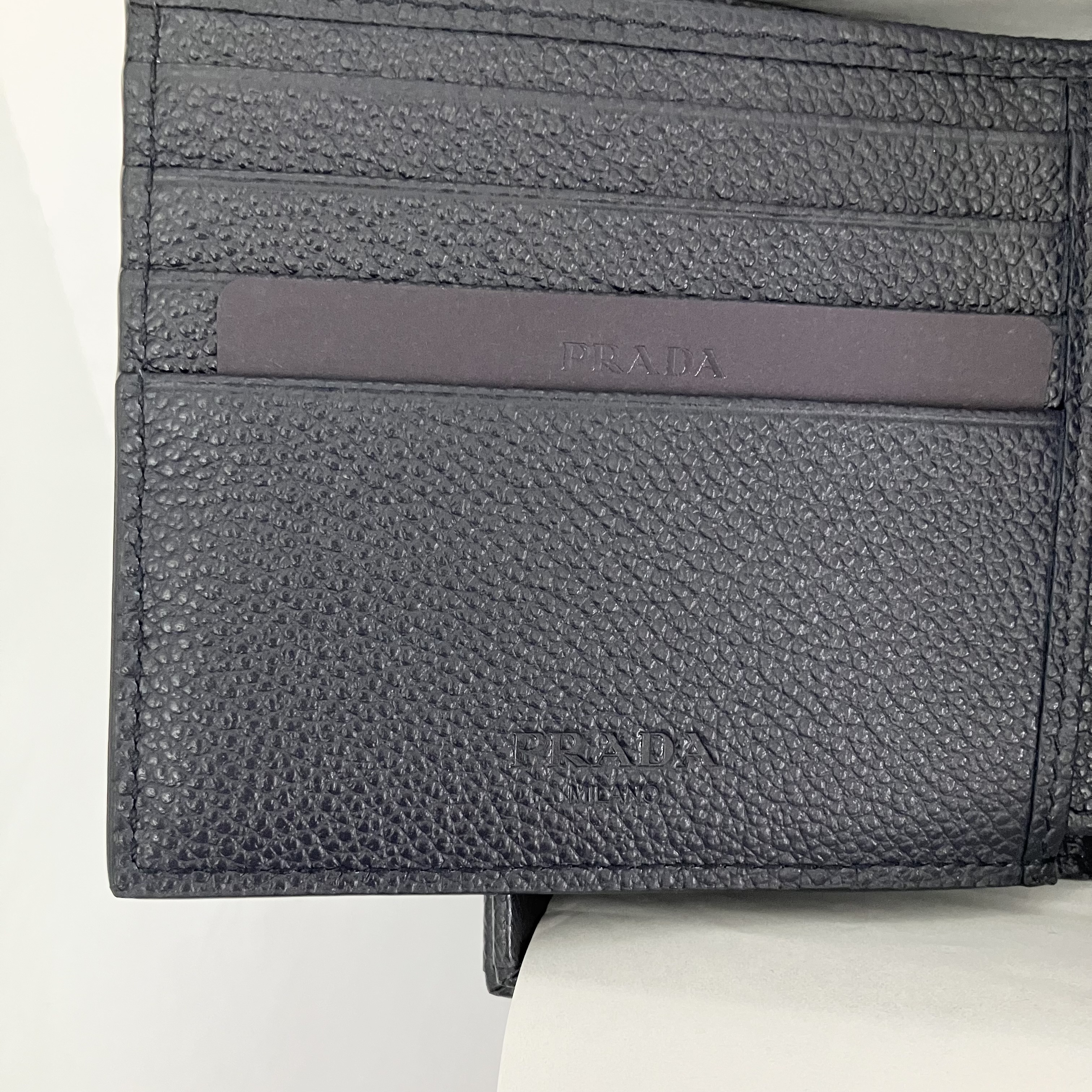 【PRADA】大人気！ Bifold Wallet 二つ折り財布 Triangle Logo