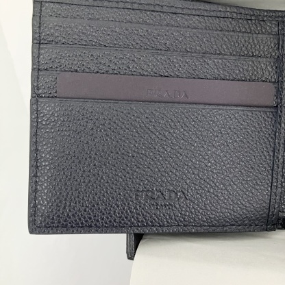 【PRADA】大人気！ Bifold Wallet 二つ折り財布 Triangle Logo