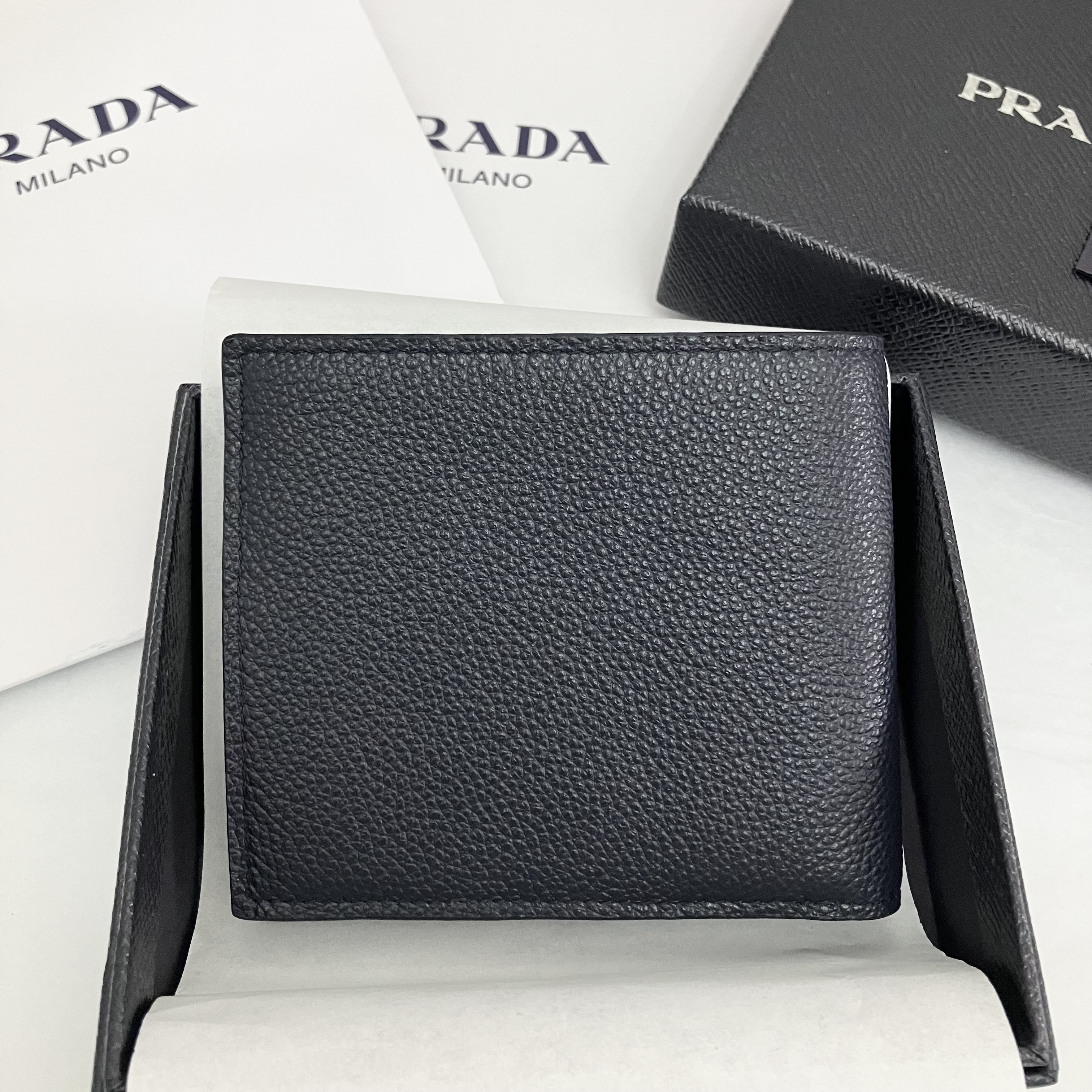 【PRADA】大人気！ Bifold Wallet 二つ折り財布 Triangle Logo