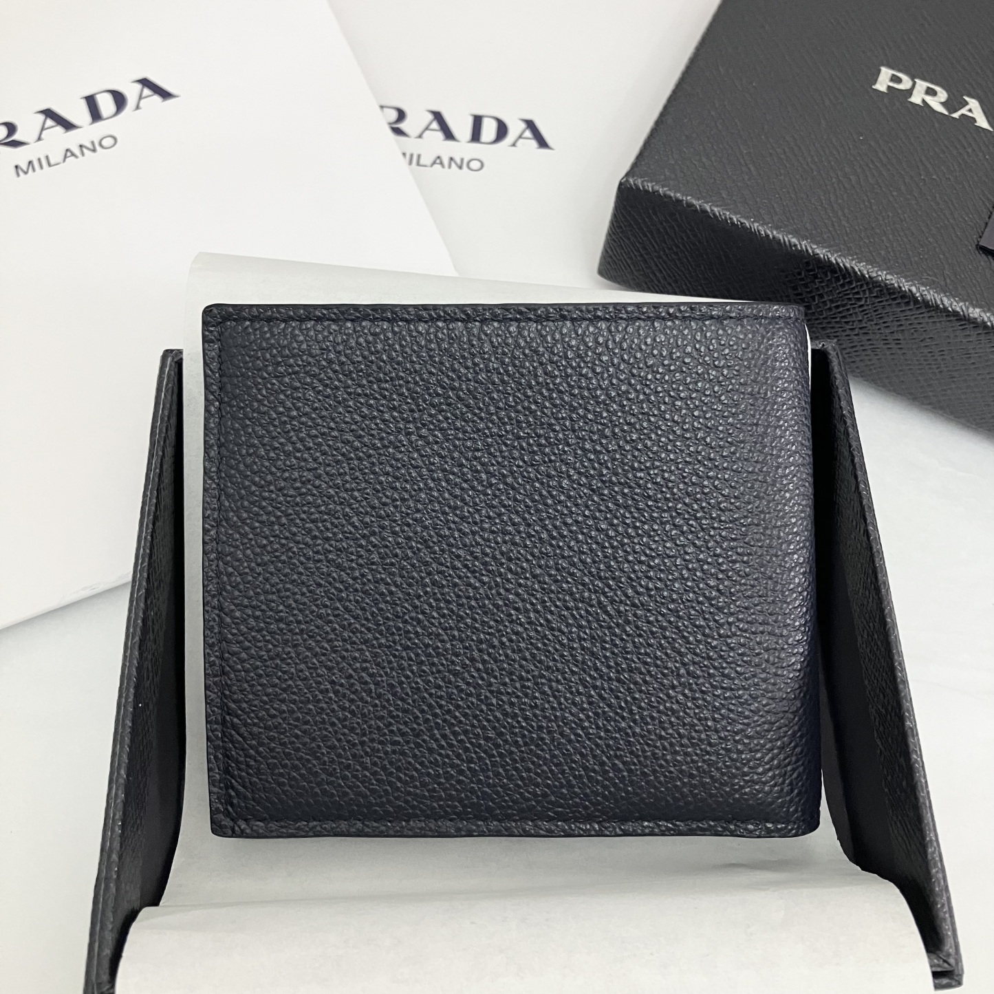 【PRADA】大人気！ Bifold Wallet 二つ折り財布 Triangle Logo