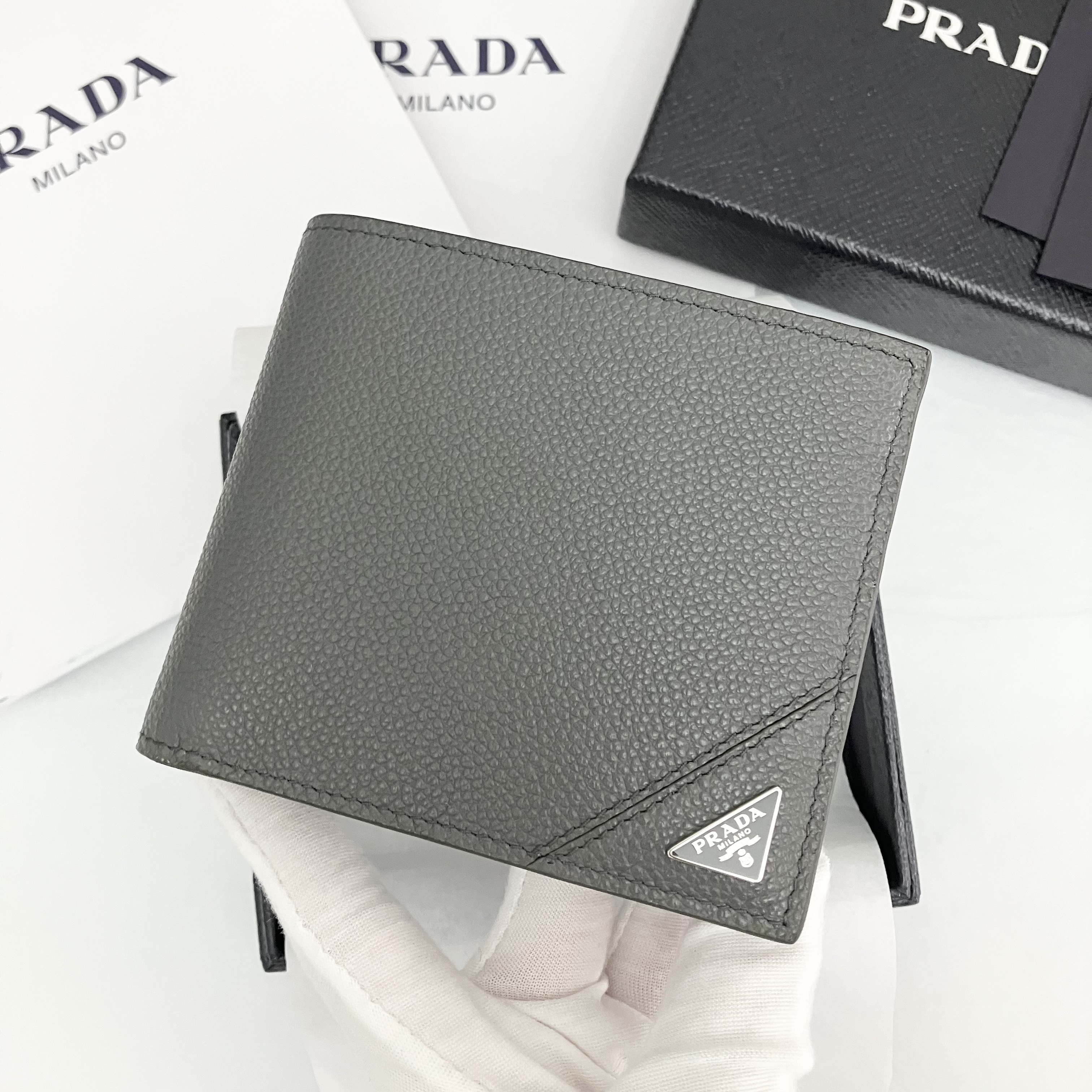 【PRADA】大人気！ Bifold Wallet 二つ折り財布 Triangle Logo