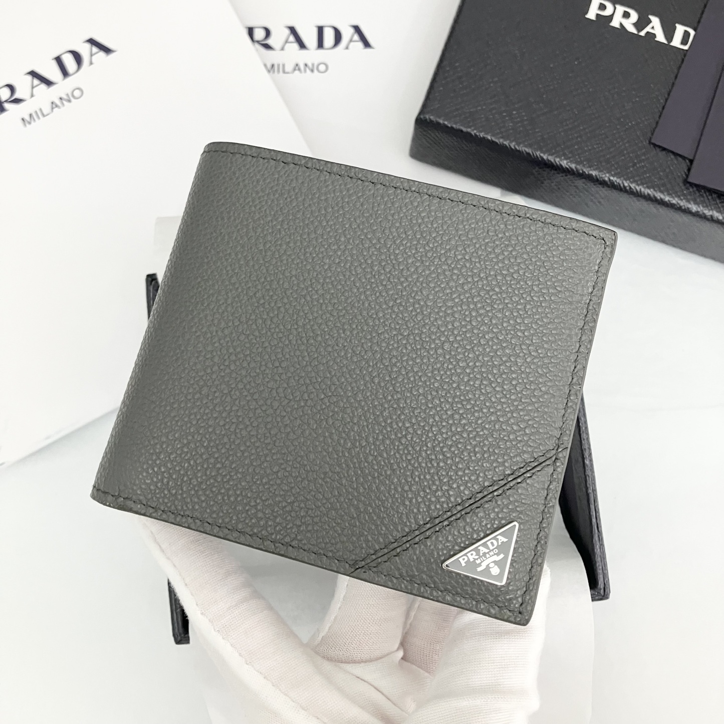 【PRADA】大人気！ Bifold Wallet 二つ折り財布 Triangle Logo