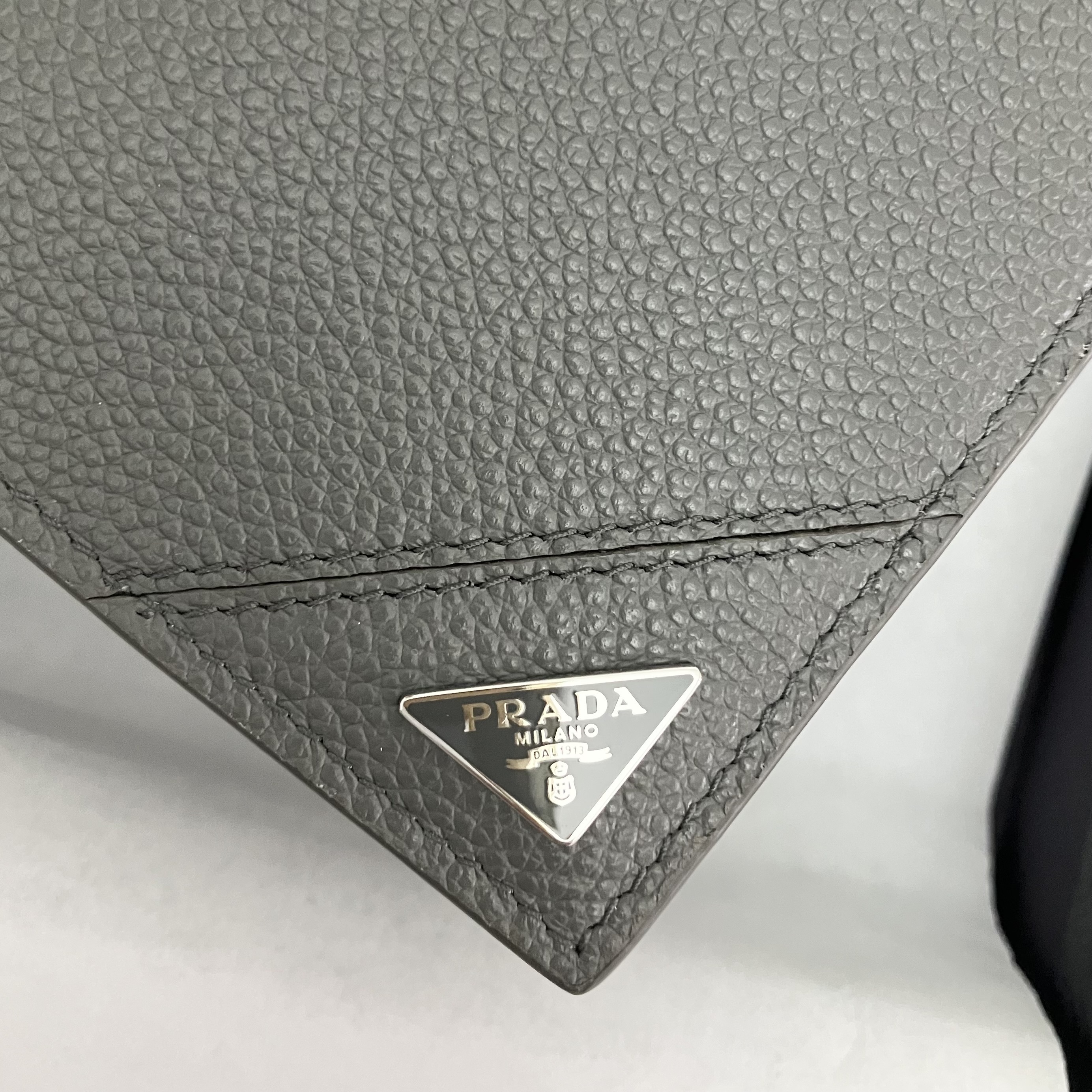 【PRADA】大人気！ Bifold Wallet 二つ折り財布 Triangle Logo