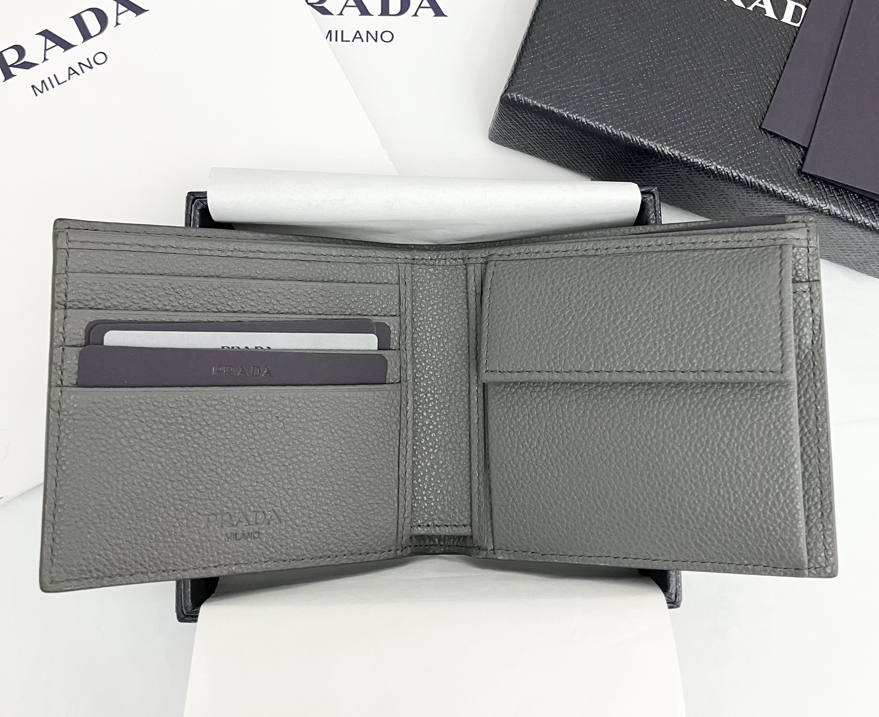 【PRADA】大人気！ Bifold Wallet 二つ折り財布 Triangle Logo