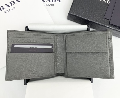 【PRADA】大人気！ Bifold Wallet 二つ折り財布 Triangle Logo