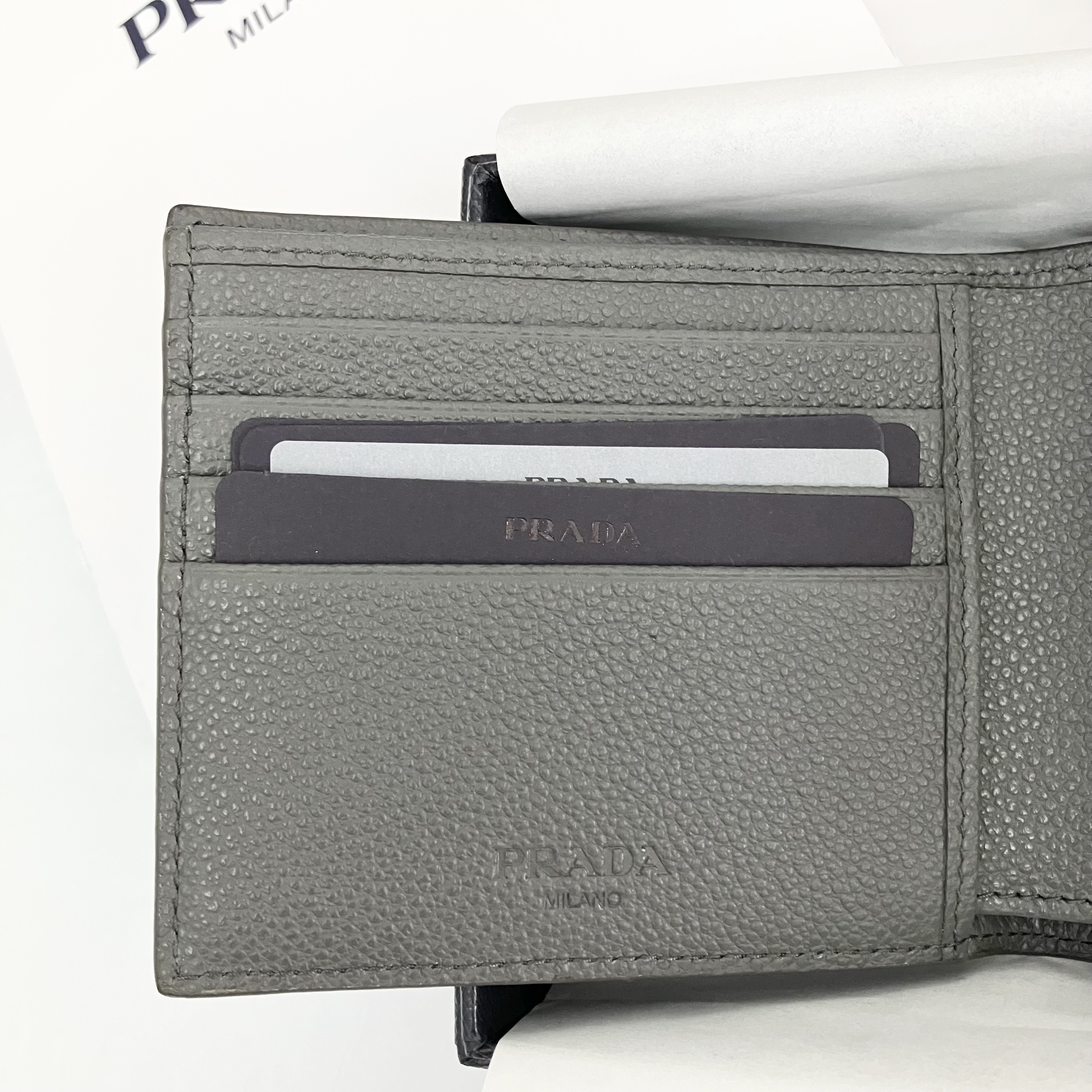 【PRADA】大人気！ Bifold Wallet 二つ折り財布 Triangle Logo