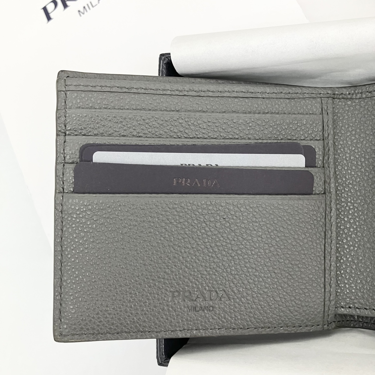 【PRADA】大人気！ Bifold Wallet 二つ折り財布 Triangle Logo