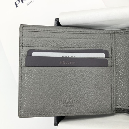 【PRADA】大人気！ Bifold Wallet 二つ折り財布 Triangle Logo