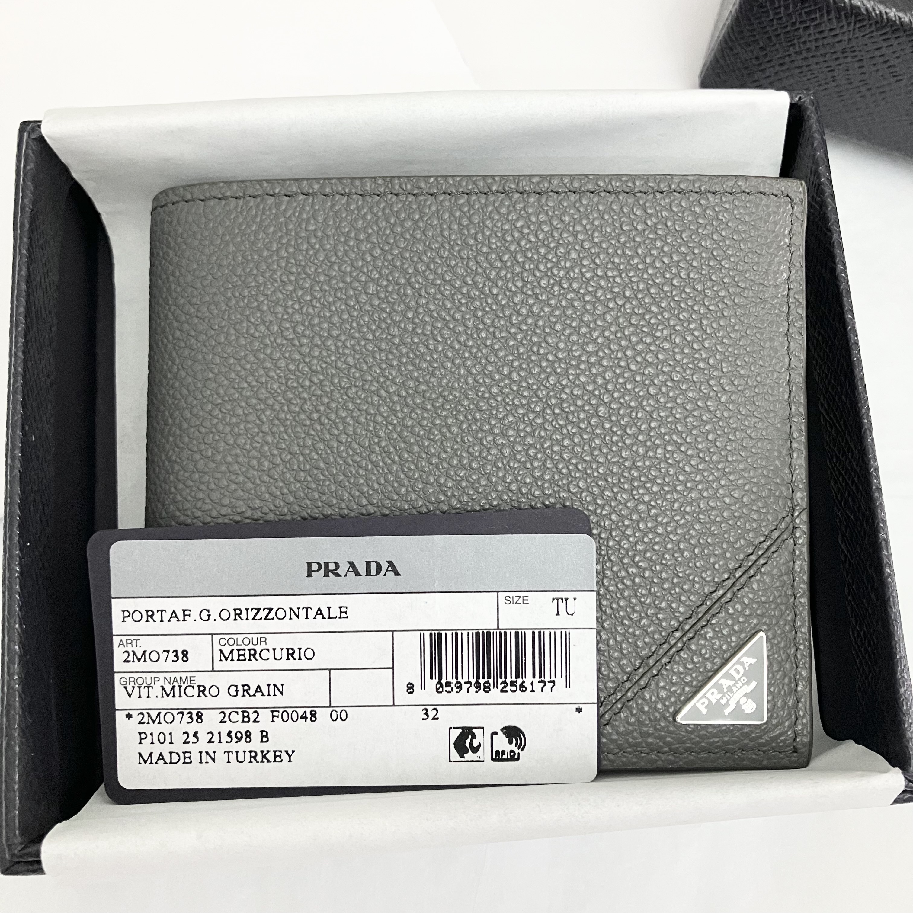 【PRADA】大人気！ Bifold Wallet 二つ折り財布 Triangle Logo