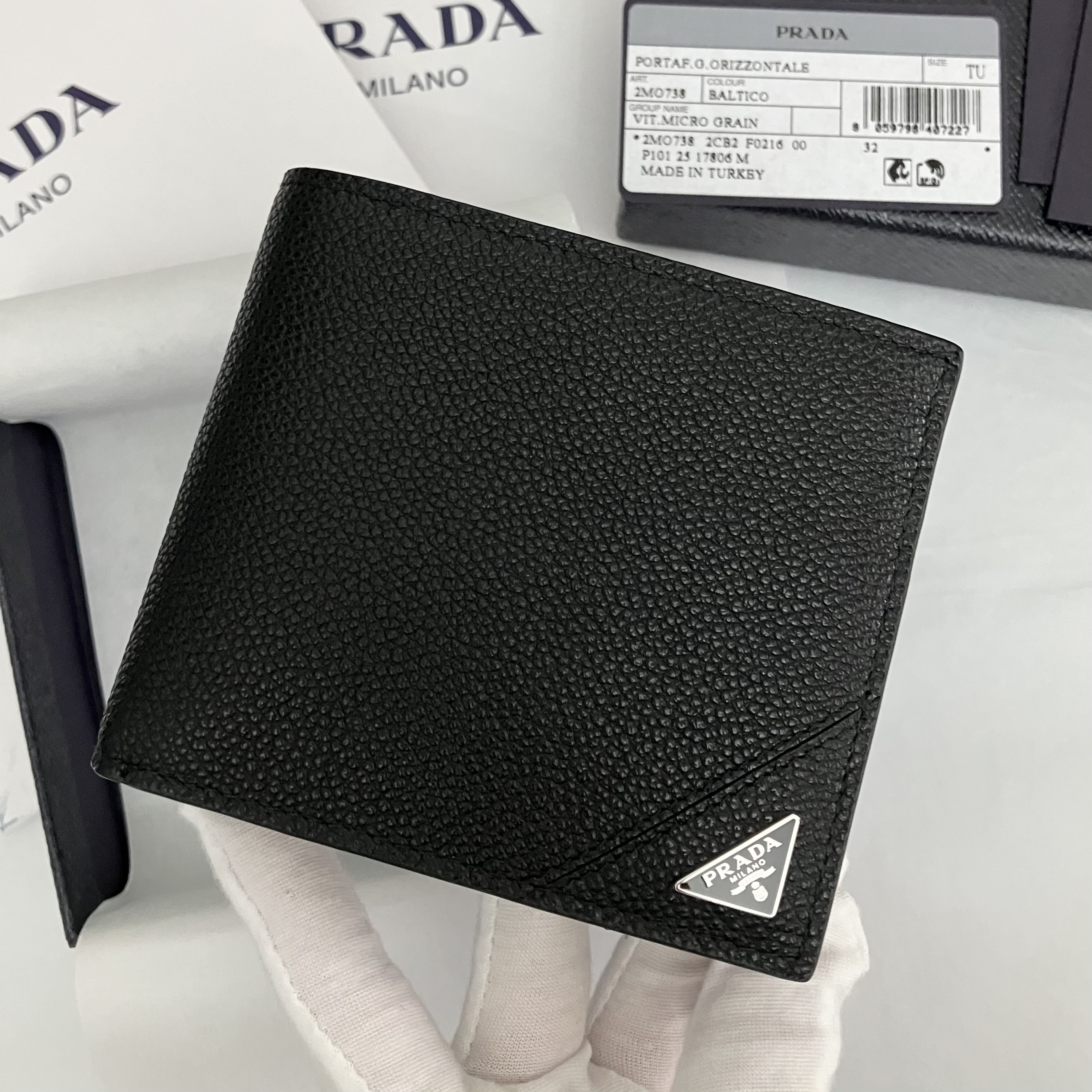 【PRADA】大人気！ Bifold Wallet 二つ折り財布 Triangle Logo