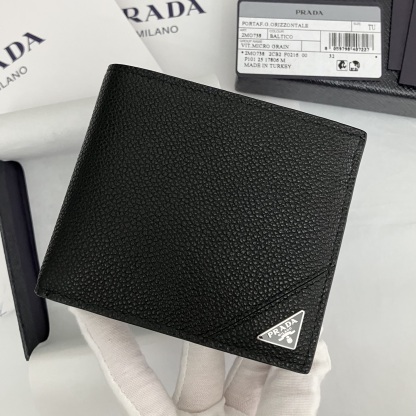 【PRADA】大人気！ Bifold Wallet 二つ折り財布 Triangle Logo