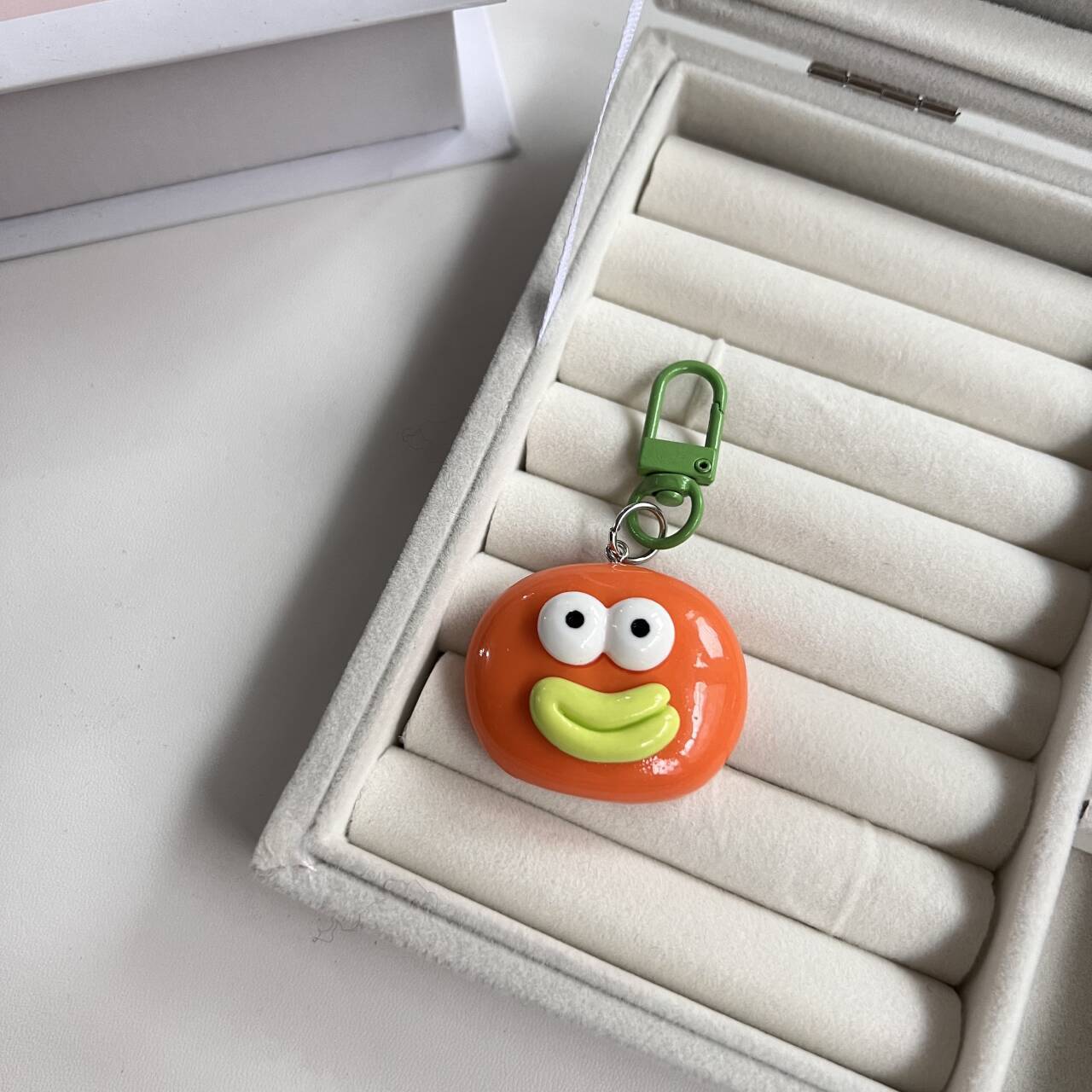 Adorable Resin Doll Keychain with Big Mouth for Car Hanging Decoration Student Couple Book Bag Accessory Bag Charm