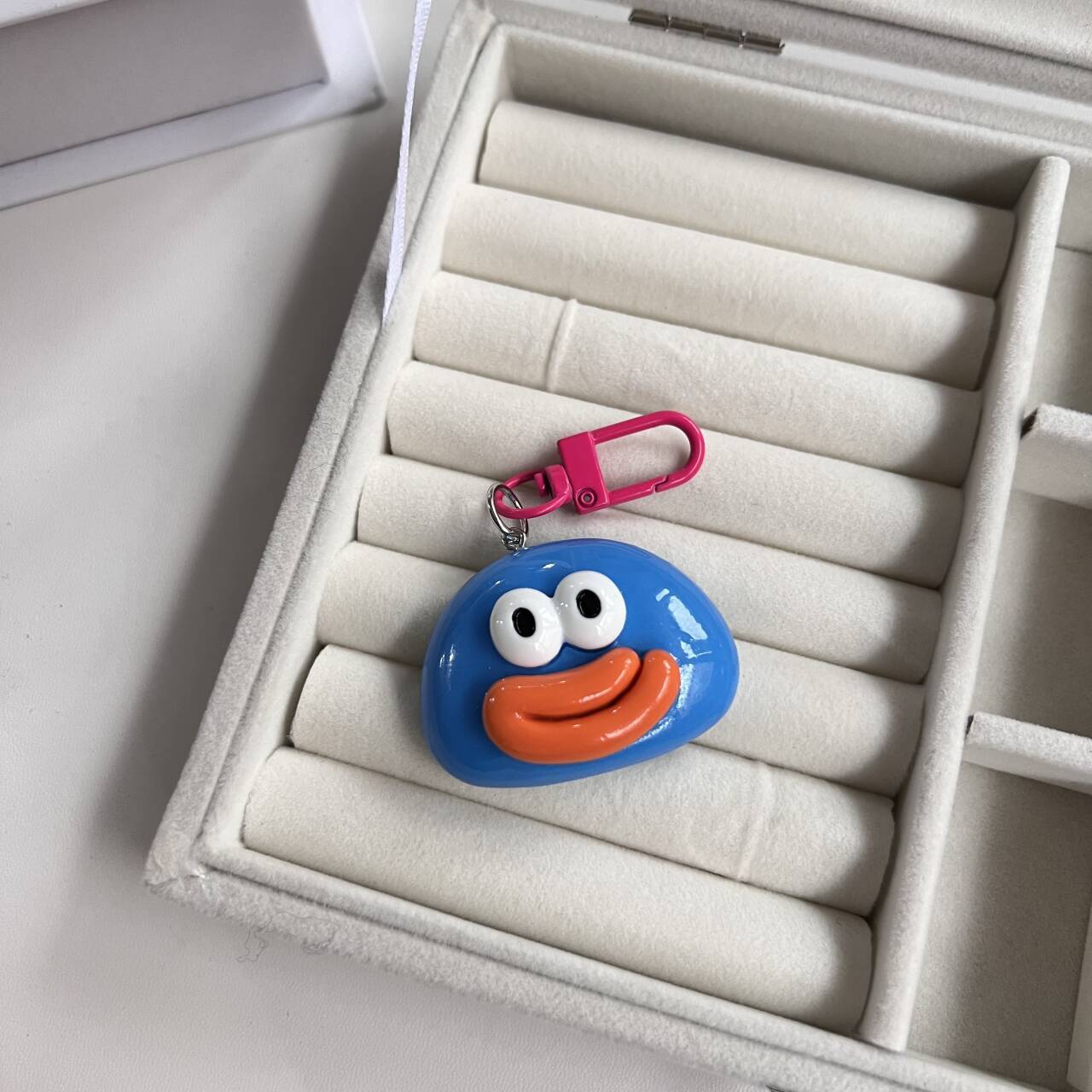 Adorable Resin Doll Keychain with Big Mouth for Car Hanging Decoration Student Couple Book Bag Accessory Bag Charm