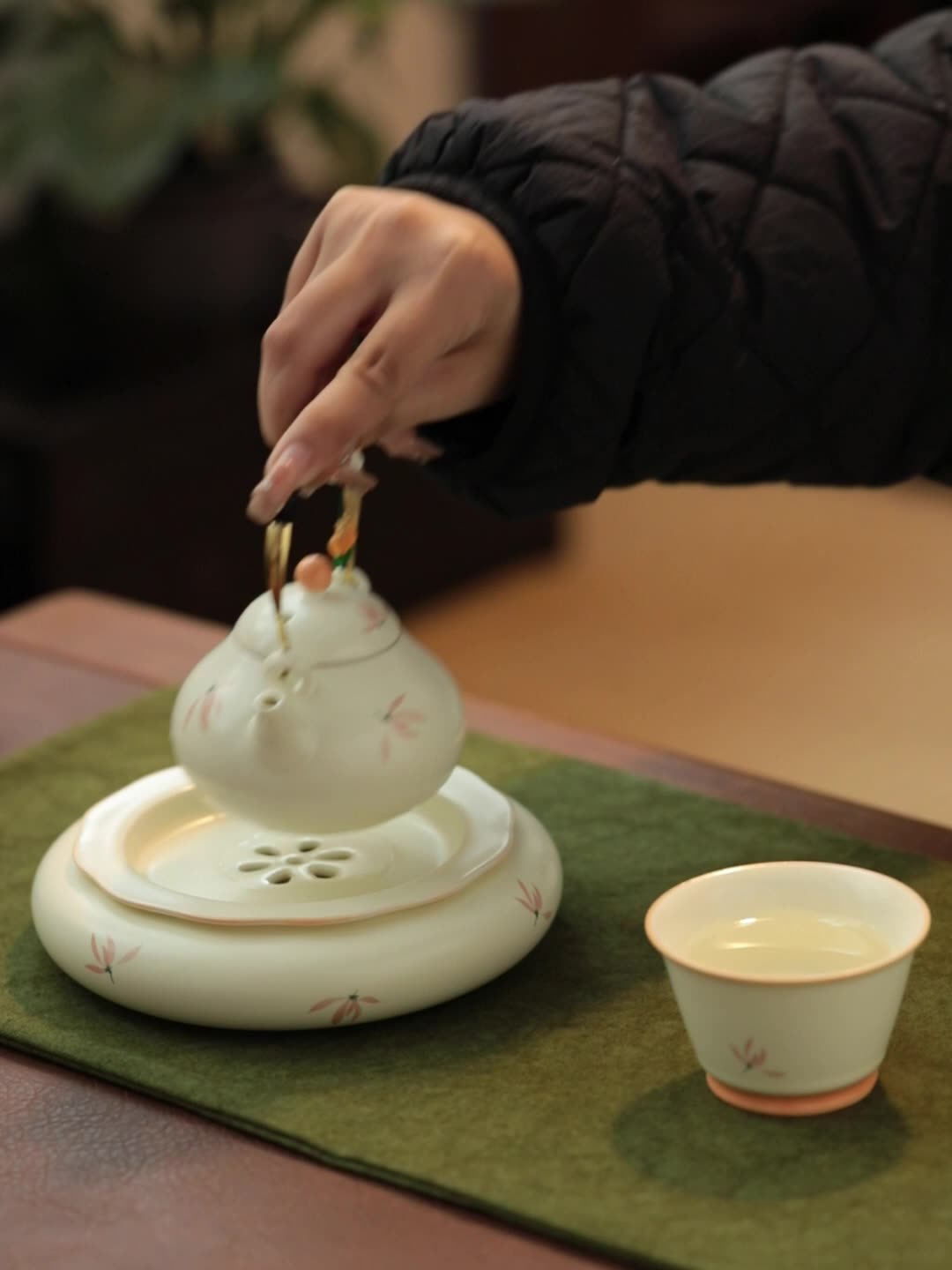 蘭花風鈴提梁壺-思亭款