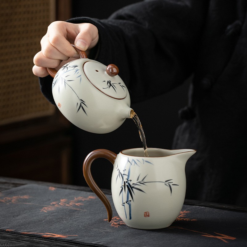 米黄汝窑手绘竹影-西施壺