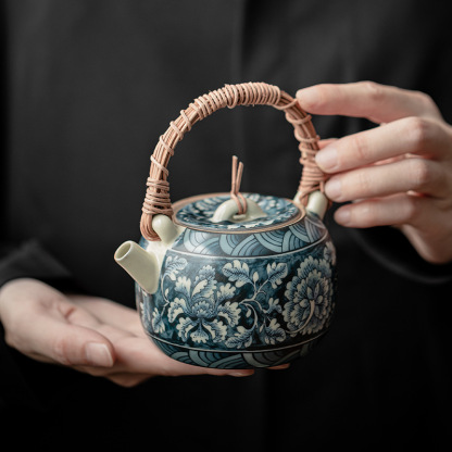 繁花-藤編提梁壺