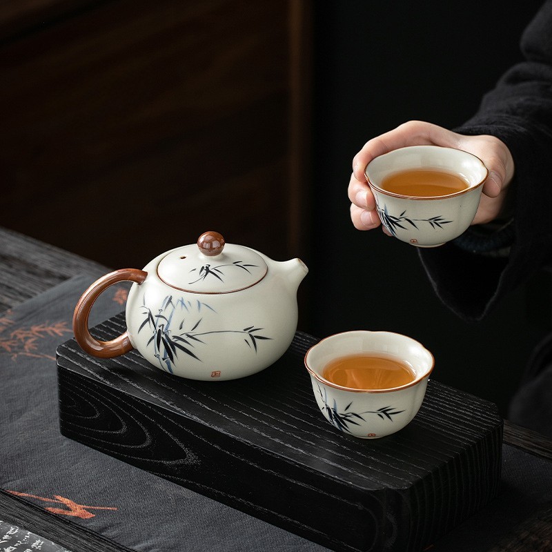 米黄汝窑手绘竹影-西施壺