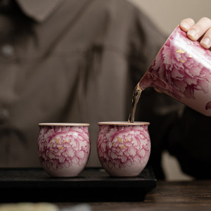 粉色汝窯牡丹主人杯